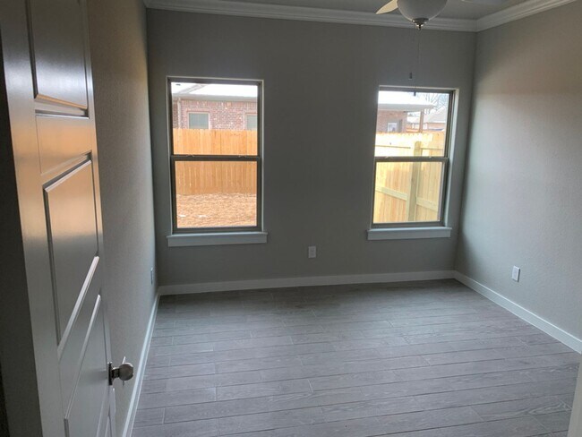 Building Photo - 3- Bedroom, 2-Bath, Double car garage Dupl...