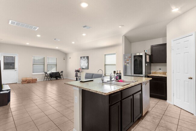 Building Photo - 4-bedroom 2-bathroom house!  Close to Fort Hood!