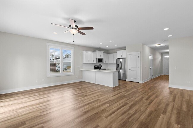 Building Photo - Townhome in Hampstead!