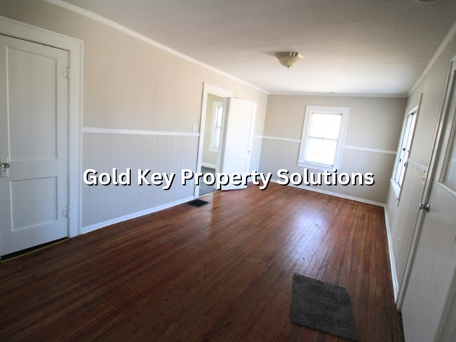 Building Photo - Nice 2 BR 1 BA House with Central Air and Garage (SECTION 8 APPROVED)