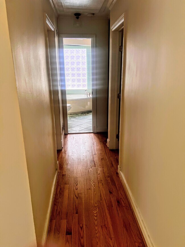 Building Photo - 5602 Hawthorne St