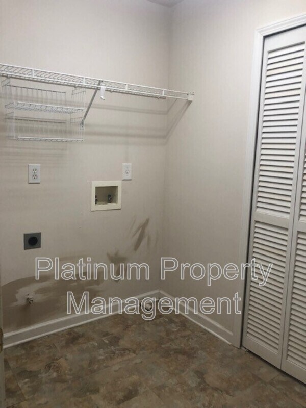 Building Photo - 3335 Woodside Ct