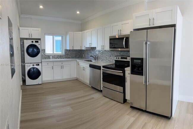 Primary Photo - 1990 Bay Dr