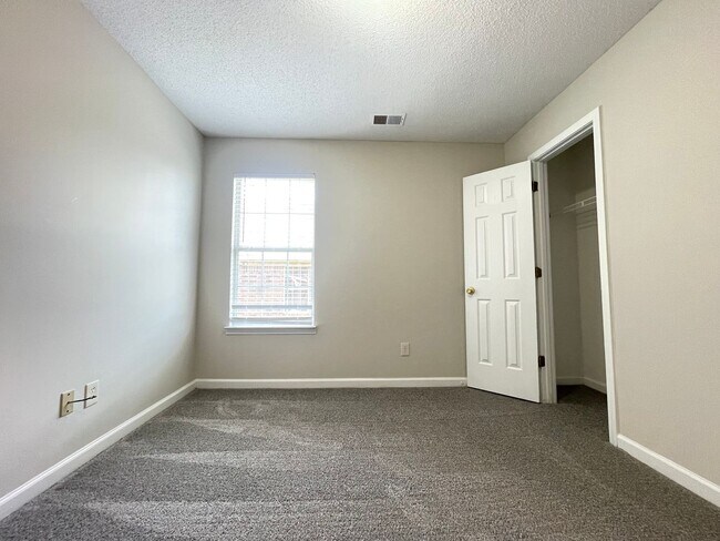 Building Photo - 1344 Custer Dr E