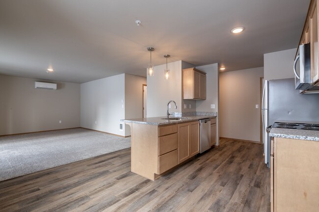 Building Photo - Large 2 Bedroom 2 Bath Apartment with Many...