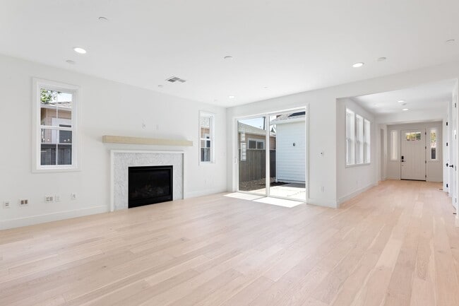 Building Photo - Amazing San Carlos Home