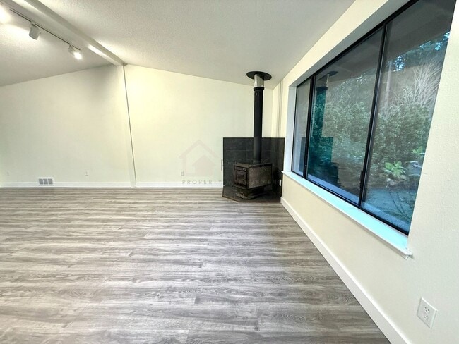 Building Photo - Forest-View 2 Bedroom on Oak Bay Road, Port Hadlock