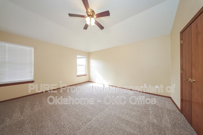 Building Photo - 160 N Lakeside Terrace