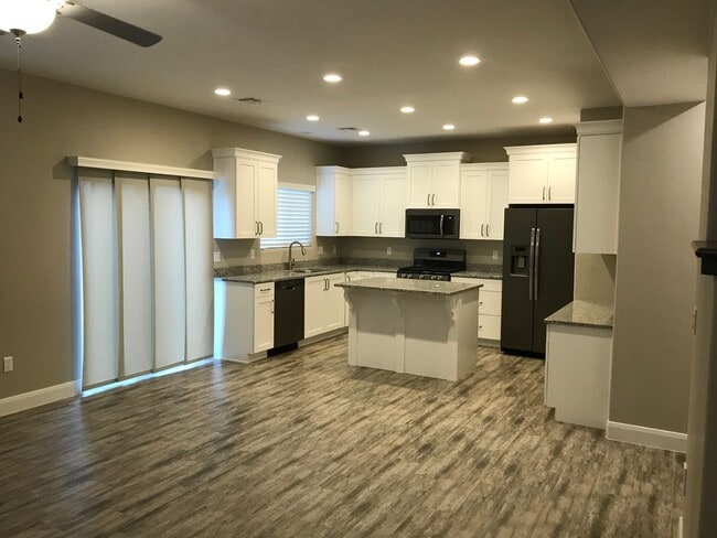 Building Photo - Beautiful 1,735 sq. ft. townhome featuring 3 bedrooms and 2.5 bathrooms!