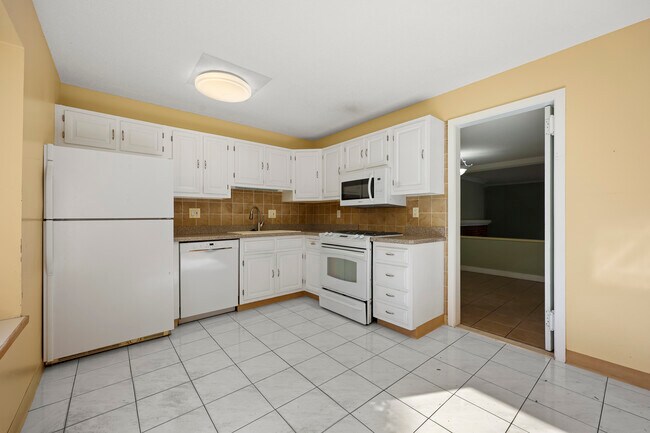 Building Photo - 27 Farmington Chase Crescent