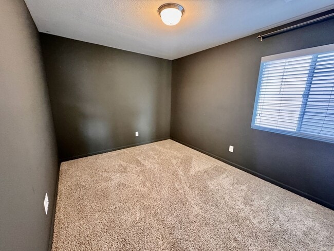 Building Photo - Large 4 bedroom home with a Fully Finished...