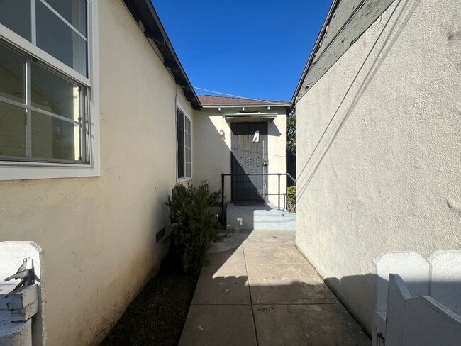 Building Photo - 10523 Mansel Ave