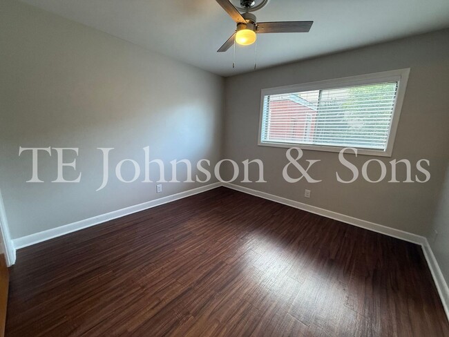 Building Photo - 2 Bedroom Salem View Apartment!