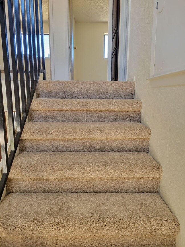 Building Photo - Spacious 3 Bedroom Available NOW!