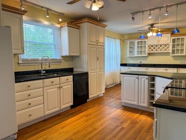 Building Photo - 904 Forestview Dr