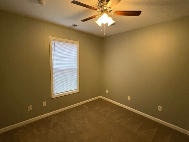 Building Photo - Lovely 3 Bed 2 Bath Raeford Home