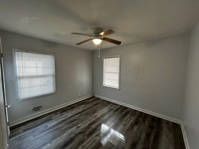 Building Photo - 2BR/1ba house with garage