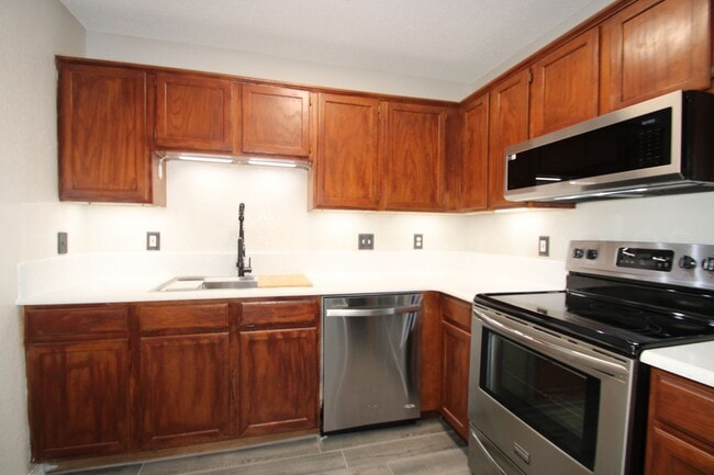 Building Photo - Updated Beauty! A Must See!