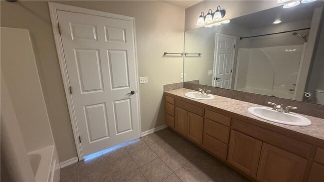 Building Photo - 77 Ingleborough Dr