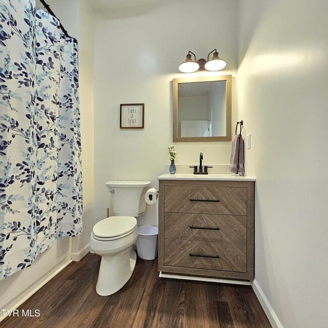 Building Photo - Modern 2-bedroom, 2 bathroom apartment convienent location