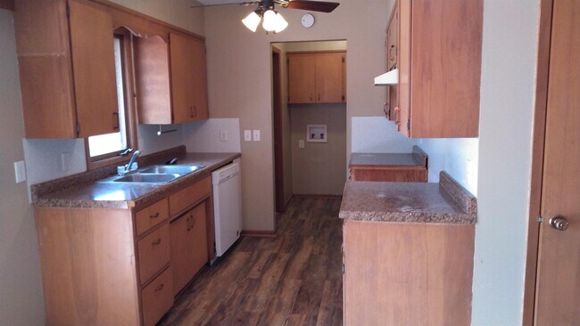 Building Photo - 1915 E Dodge St