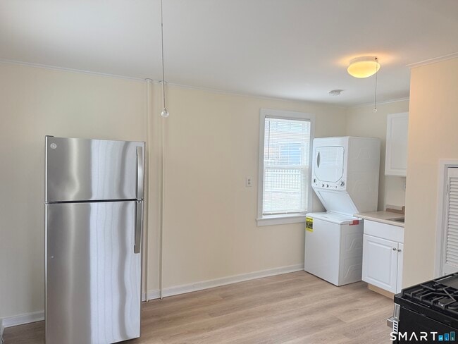 Building Photo - 53 Greenlawn Dr