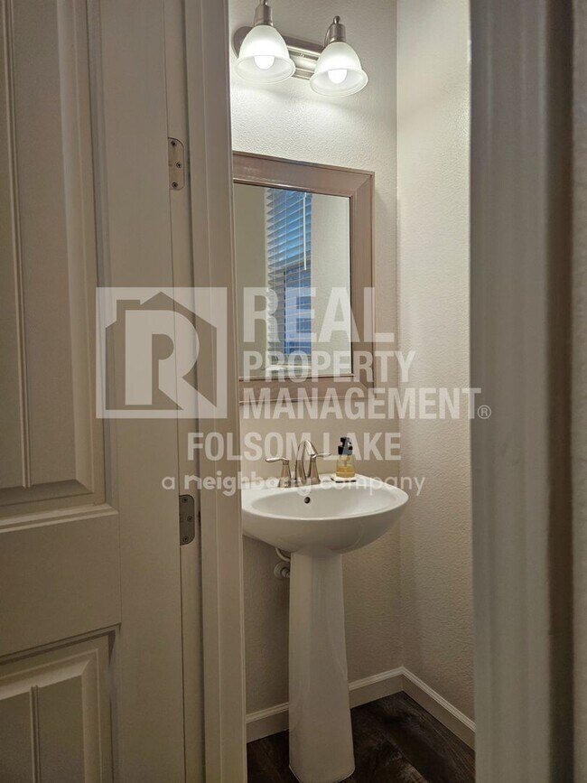 Building Photo - Spacious 3 bedroom 2.5 bath in the Westshore Lake Neighborhood