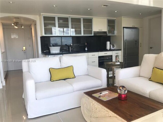 Building Photo - 2951 S Bayshore Dr