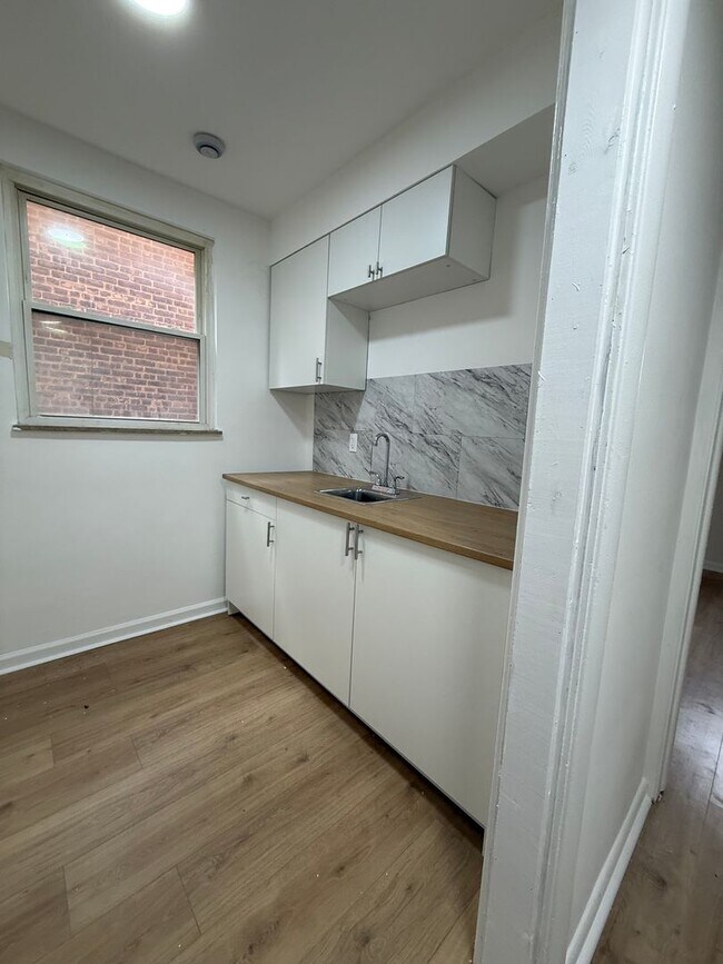 Building Photo - Spacious 1-Bedroom Apartment near the Lake!