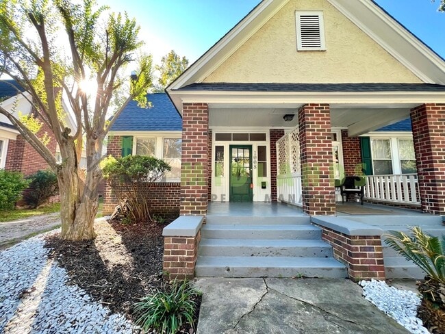 Building Photo - 1008 W Confederate Ave