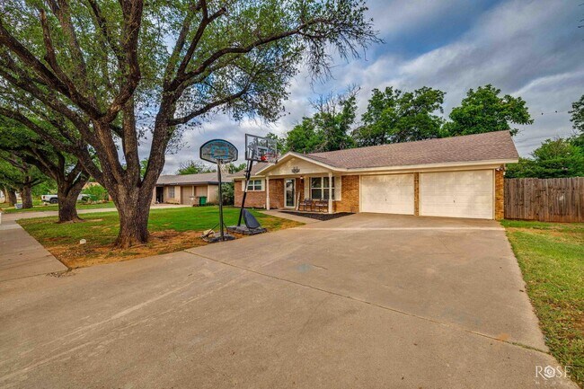 Building Photo - Charming 4 bedroom/2 Bath Home COMING SOON!