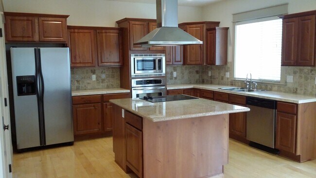 Building Photo - Three bedrooms plus an office.. Gorgeous home in Pepper Hills with tandem 3 car garage. Newer car...