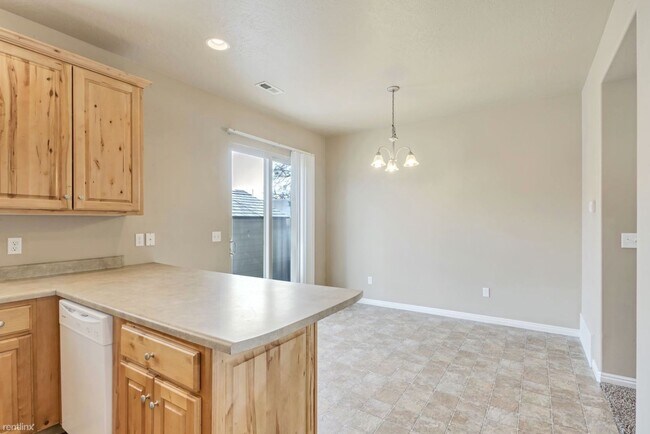 Building Photo - Beautiful Orem Townhouse