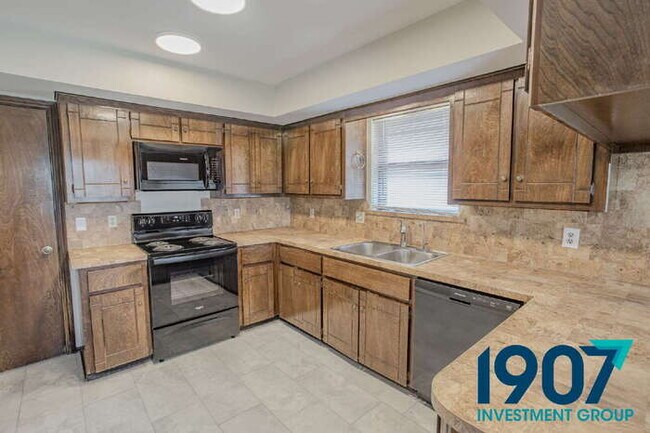Building Photo - Spacious 3-Bed, 2-Bath Home in South Oklah...