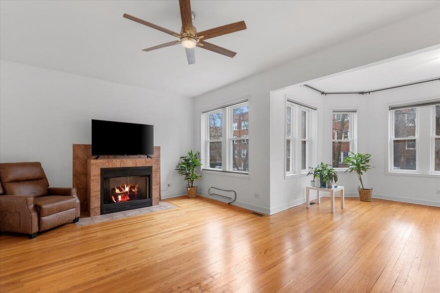 Primary Photo - 6445 N Greenview Ave