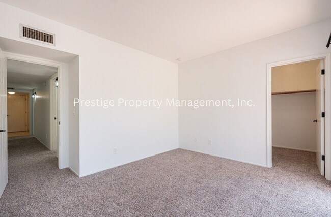 Building Photo - Beautiful Townhouse Overlooking The Golf C...