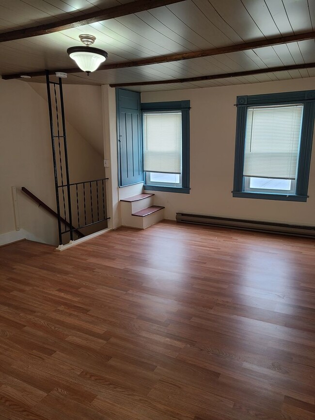 Building Photo - Spacious 2 Bedroom Home with possible 3rd bedroom or office space!