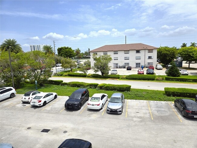 Building Photo - 900 SW 104th Ct