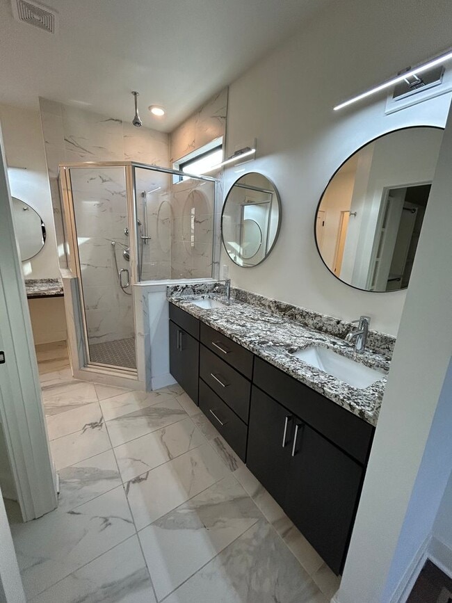 Building Photo - 108-110 Oakwood Ct