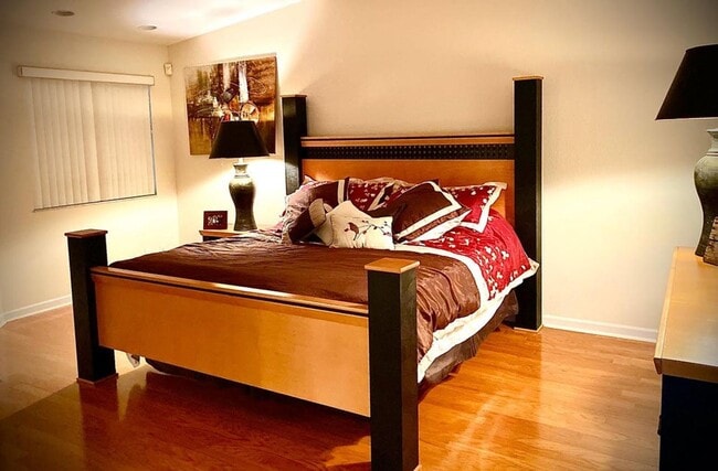 Building Photo - 619 NE 7th Ave