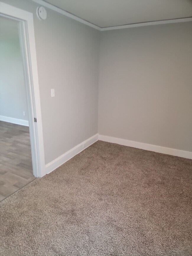 Building Photo - AVAILABLE JUNE 1st 2026 - Fantastic Newly ...