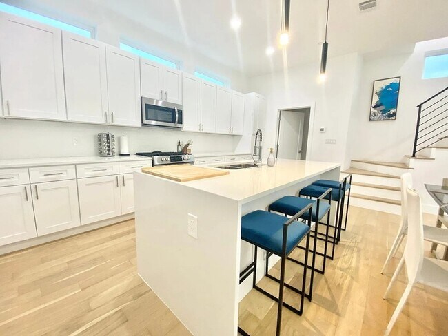 Building Photo - 4223 Delano Pl