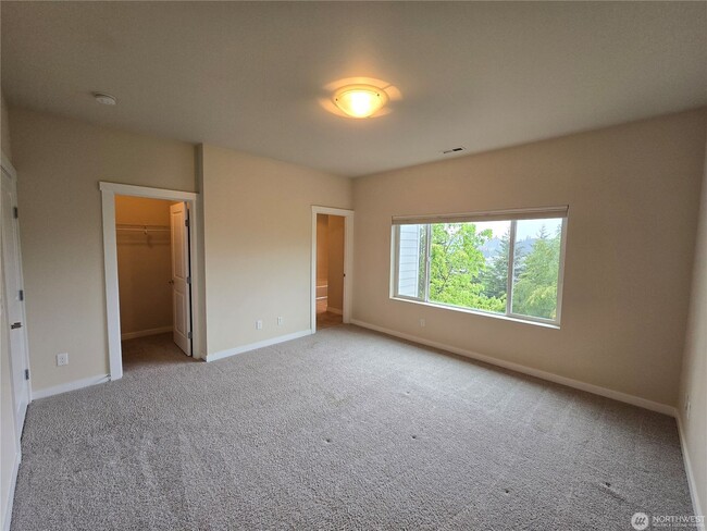 Building Photo - 3Bd/2.5Ba Newcastle Townhouse