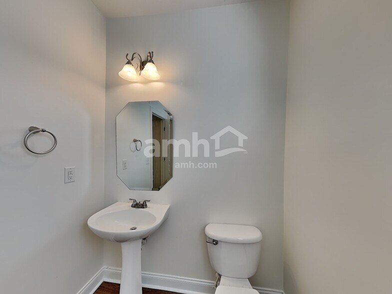 Building Photo - 8100 Lynwood Square