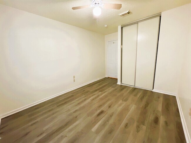 Building Photo - 107 S Village Knoll Cir