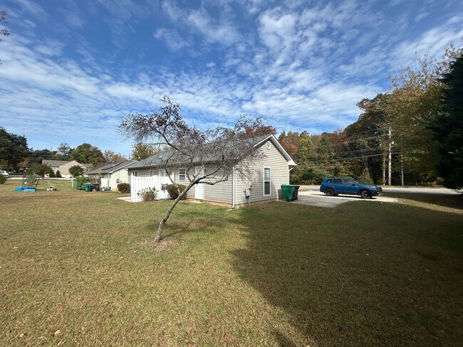 Building Photo - Ready to View! Updated 3/2 Home High Point...