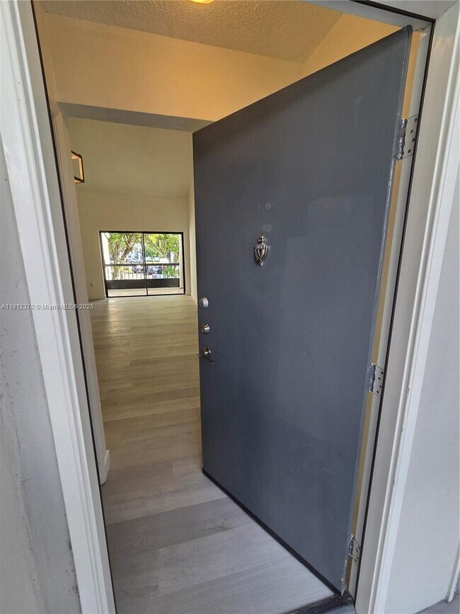 Building Photo - 9433 Fontainebleau Blvd