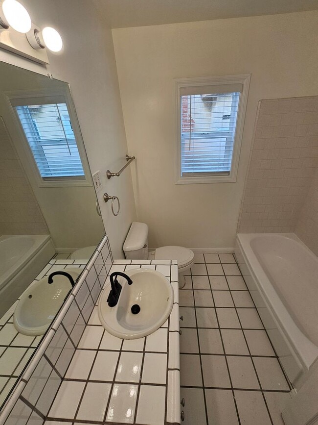 Building Photo - 3-bedroom, 2-bathroom home located in the vibrant city of Long Beach