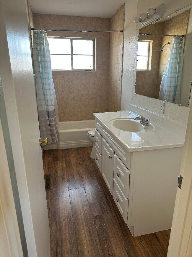 Building Photo - 2209 Ridgecrest Dr