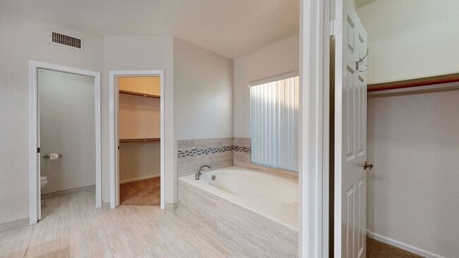 Building Photo - Very nice single level home